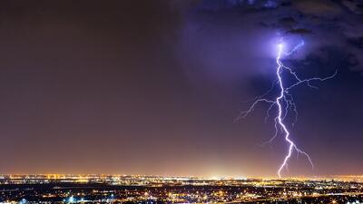 ببینید / لحظه اصابت صاعقه به زمین در ایلام