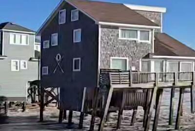 ببینید / فروریختن یک خانه ساحلی در دریای کارولینای شمالی