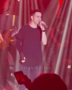 عطسه ناگهانی محسن یگانه وسط اجرا؛ خنده خودش سالن را ترکاند + ویدئو