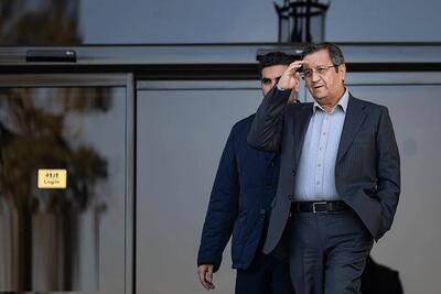 همتی: مسیر بهبود اقتصادی ادامه دارد