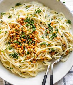  طرز تهیه اسپاگتی با سس ماست و دانه کاج