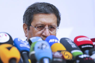 همتی: کنترل تورم اولویت اول بانک مرکزی است