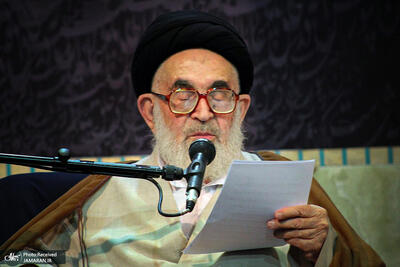  آیت‌الله العظمی سید علی‌محمد دستغیب:  در وضعیت کنونی و هجوم دشمنان اسلام بر هر یک از آحاد ملّت مسلمان ایران لازم است که از مقام رهبری انقلاب دفاع کنند/ بدون شک رئیس جمهور آمریکا و سران رژیم صهیونیستی دوست و خیرخواه ملّت عزیز ایران نمی‌باشند