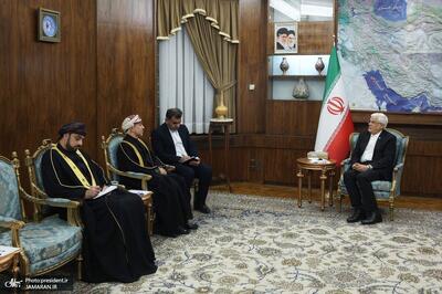  سفیر عمان به دیدار عارف رفت/ معاون اول رئیس جمهور: حجم روابط اقتصادی دو کشور از حدود ۲.۵ میلیارد دلار کنونی به ۵ میلیارد دلار افزایش یابد/ سفیر عمان: سلطان عمان دستور داده هیچ مانعی نباید در مسیر توسعه همکاری‌های دوجانبه وجود داشته باشد