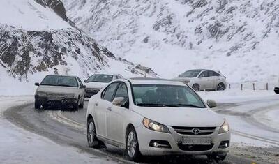 ترافیک سنگین در محورهای شمالی/ بارش سنگین برف در این جاده