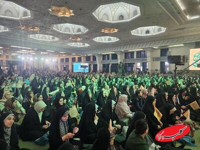  «به عشق مهدی» زیر باران بهاری مصلی؛ جوانه های انتظار در دل پیر و جوان - کلبه سرگرمی