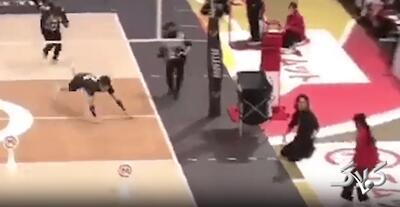  عذرخواهی دراماتیک والیبالیست ژاپنی از داور زن - مجله اینترنتی کولاک