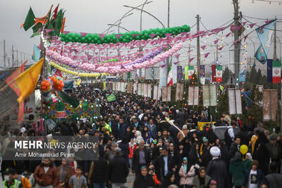  پیاده روی زائران در روز نیمه‌شعبان به سمت مسجد جمکران