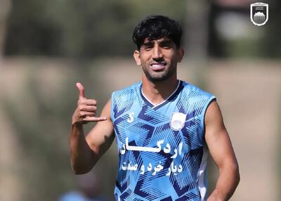 رضا میرزایی :داور تمام صحنه های ۵۰-۵۰ ها را به نفع پرسپولیس سوت می زد