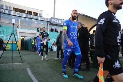 چمن ورزشگاه شهید دستگردی در حالت بحرانی