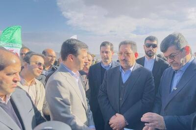 وزیر صمت نیروگاه ۱۰۰ مگاواتی فروغ کویر چادرملو را افتتاح کرد (۱۵ بهمن ۱۴۰۴)