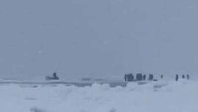  شناور شدن یک تکه یخ شناور، ده‌ها ماهیگیر را در نزدیکی ساخالین روسیه گرفتار کرد، پس از اینکه شکافی 6 متری آنها را از ساحل جدا کرد