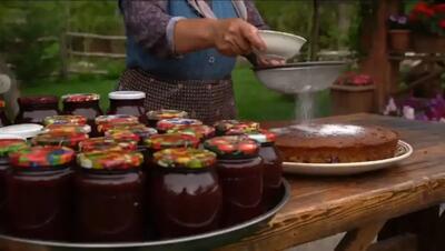  تهیه مارمالاد با توت فرنگی تازه در یک روستای آذربایجان