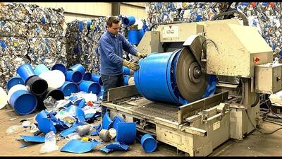  بازیافت بشکه‌های قدیمی و تولید گالن پلاستیکی در پاکستان