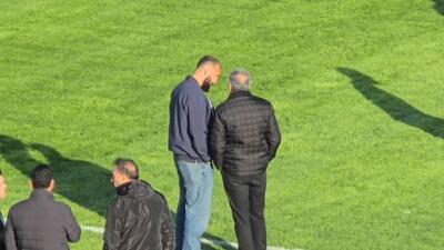 روزبه چشمی با لباس شخصی شاهد تمرین همبازیانش است