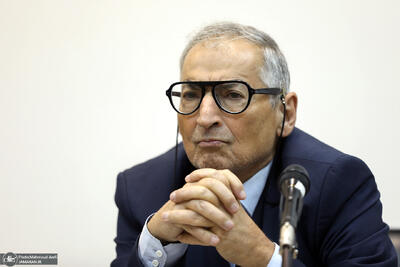  پیش بینی صادق زیباکلام در مورد مذاکرات ایران و آمریکا در عمان: مذاکرات روز جمعه به نتایجی خواهد رسید، چراکه هیچکدام از طرفین نمی‌خواهد وارد جنگ شوند/ جنگی مثل آنچه در اوکراین یا غزه رخ داده، اتفاق نمی افتد