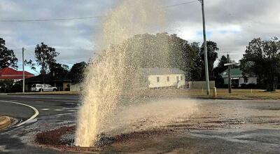  ببینید | ترکیدن لوله‌ای در نزدیکی فرودگاه مادرید