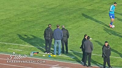 ویدیو| روزبه چشمی با لباس شخصی کنار زمین آمد! - پارس فوتبال