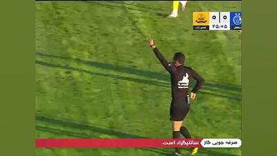 ویدیو| بازیکن جنجالی شمس آذر دوام نیاورد و مقابل استقلال اخراج شد! - پارس فوتبال