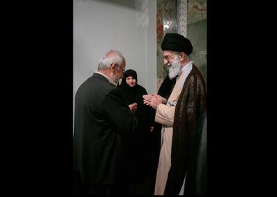 تصاویری از پدر و مادر شهید نصرالله در کنار رهبر انقلاب