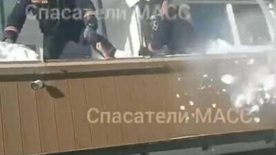  یک خانم روس از پنجره طبقه سیزدهم در نووسیبیرسک به بالکن پوشیده از برف همسایه سقوط کرد و زنده ماند