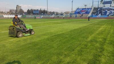 کوتاه کردن چمن دقایقی قبل از شروع بازی استقلال-شمس آذر