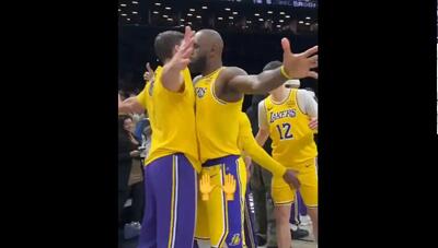  صحنه‌های دیدنی از دست دادن منحصر به فرد لبران جیمز