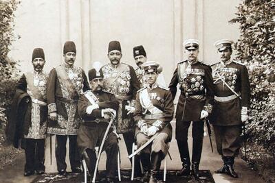  مظفرالدین‌شاه در حال نوشیدن آب معدنی در فرانسه (عکس)