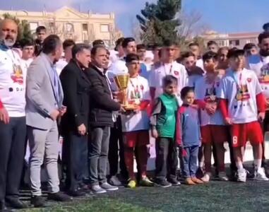  نونهالان پرسپولیس جام قهرمانی را بدون شادی بالا بردند