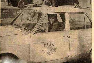  تصویر حکیمه فرهود، اولین زن راننده تاکسی در ایران