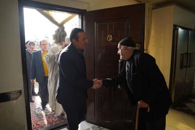  دیدار استاندار قزوین با خانواده شهید مدافع وطن عباس پناهی