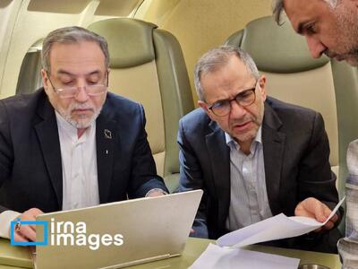  تصاویر هیات مذاکره کننده ایرانی در پرواز مسقط
