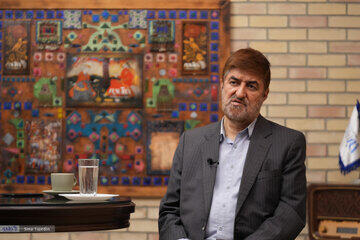  علی مطهری: حالا که هم خانم‌ها هر طور بخواهند بیرون می‌آیند و هم مشروبات الکلی پیدا می‌شوند، چه بهانه ‌ای برای اعتراض دارند!