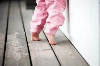  ایستادن روی پنجه پا در کودکان / طبیعی یا نگران کننده؟