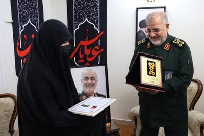  اهدای درجه سپهبدی به خانواده شهید سلامی + عکس