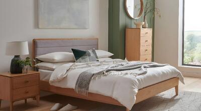  ۵ شغل بسیار عجیب و غریب در دنیا/ از خوابیدن تا تماشای خشک شدن رنگ!