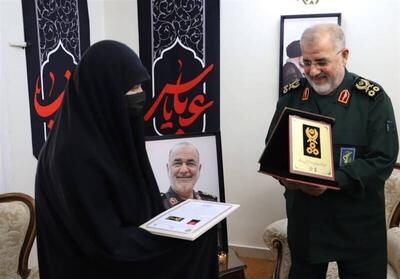  اهدای درجه سپهبدی به خانواده شهید سلامی توسط سرلشکر پاکپور