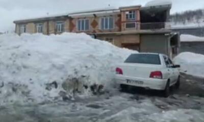  فیلم/ حجم برف سنگین بالای یک متر و نیم در پیرانشهر