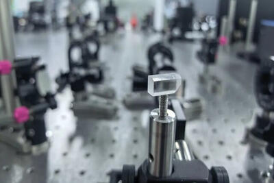  چین مرزهای نور را جابه‌جا کرد؛ ثبت رکورد جدید در کوتاه‌ترین لیزر حالت‌جامد