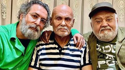  عکس/ چیدمان خانه لوکس و دلباز جمشید هاشم پور، پیشکسوت سینمای ایران و بوفه شیک و پر از جایزه  های سینمایی/ چه سلیقه زیبایی