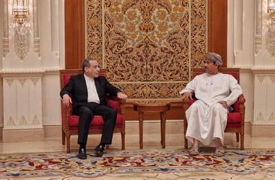 ورود وزیر خارجه ایران به مسقط؛ آغاز مذاکرات هسته‌ای با آمریکا از صبح جمعه ۱۷ بهمن