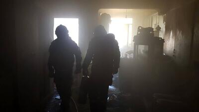  انفجار و آتش‌سوزی در میوه‌فروشی خیابان پیروزی؛ دو مصدوم و خسارت به خودروهای پارک‌شده