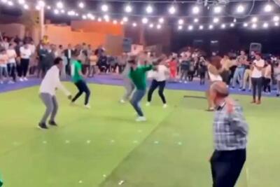  آواز شاد؛ این پسرا تو عروسی یطوری باهم هماهنگن که سربازای چینی به گردشونم نمیرسن