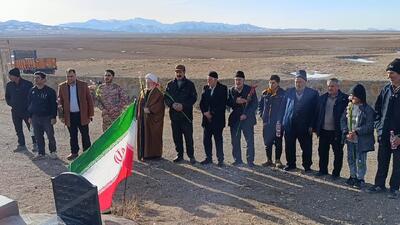  غبارروبی و عطرافشانی گلزار شهدای روستای توآباد در ایام الله دهه فجر + عکس