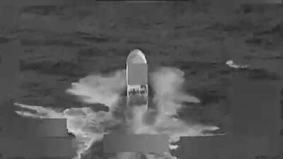  حمله ارتش آمریکا به یک شناور در اقیانوس آرام + فیلم