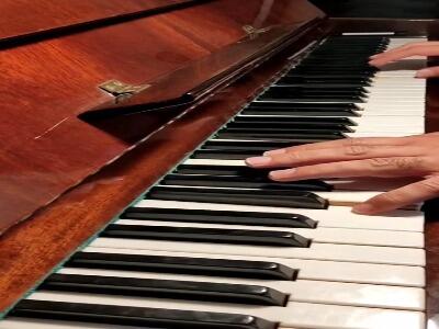  نواختن یک آهنگ شنیدنی با پیانو