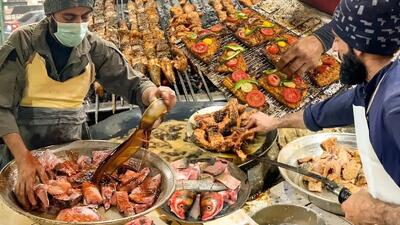  غذای خیابانی پیشاور با ماهی سرخ شده و کبابی