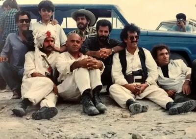  «جمشید هاشم پور‌» در پشت صحنه فیلم قافله؛ سال 71