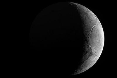  عکس روز ناسا از هلال قمر «انسلادوس»