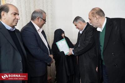  استاندار مرکزی با مادر شهیده والامقام «اکرم کشفی» دیدار کرد